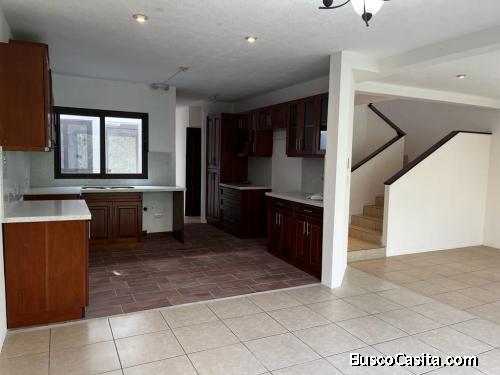 VENDO CASA EN HACIENDA REAL ZONA 16