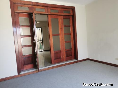 Casa en renta, Amplia en zona 14, La Villa, Guatemala.