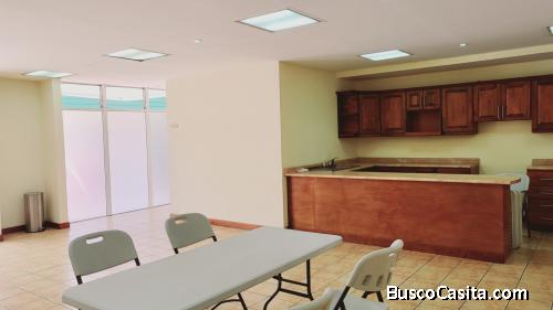 Oficina en Renta en Edificio dentro de Garita en zona 14 Avenida Las Américas