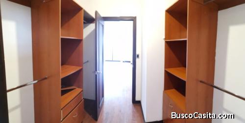 Amplio Apartamento en Renta en Zona 15.