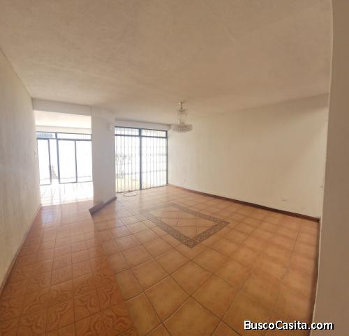 Venta de Casa Residencial en Pinares zona 8 de Mixco