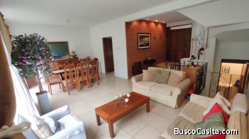 Casa de tres niveles en venta en Vistas de San José CAES
