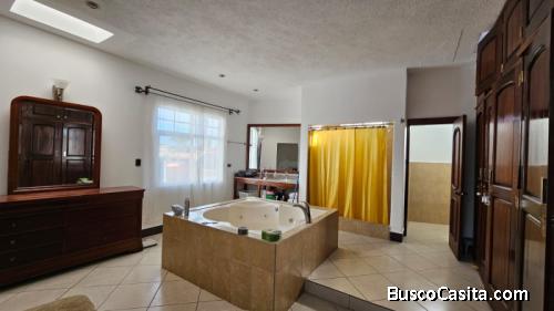 Venta de Casa Residencial en zona 16 Col. Monte solar