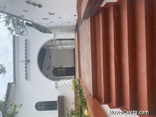 Se alquila preciosa casa para clínicas u oficinas