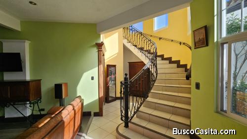 Amplia casa en venta con condominio ubicado en zona 16