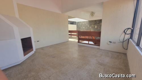 Casa recién remozada en venta en Pinares de San Cristóbal, zona 8 de Mixco