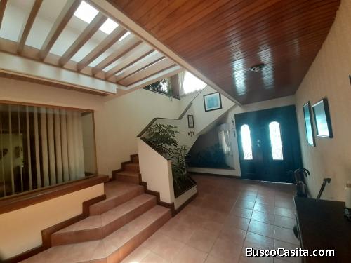 Amplia casa en venta en Jardines de San Cristóbal zona 8 de Mixco