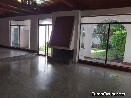 Linda y amplia casa en venta en Monte Maria zona 12