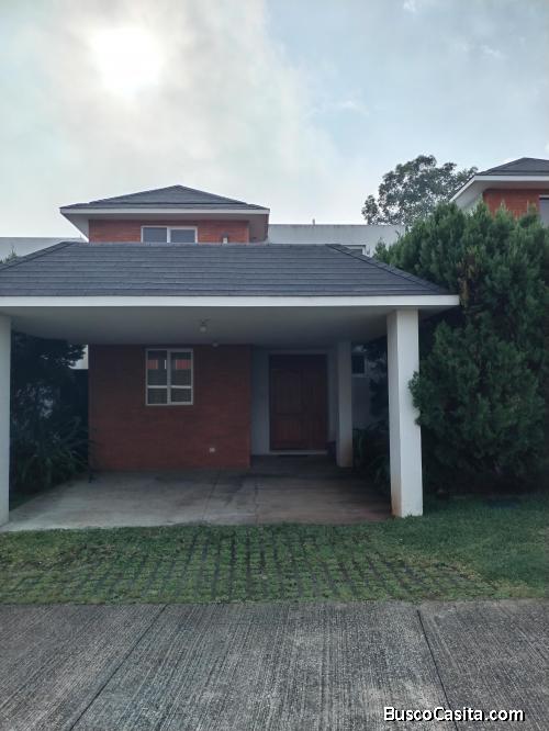 Venta de amplia casa en Fraijanes La Joya de Oro, CAES km 24.5