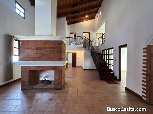 Casa en renta dentro de condominio residencial en el centro de #AntiguaGuatemala 