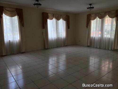 Amplia casa con linea blanca final avenida Hincapie