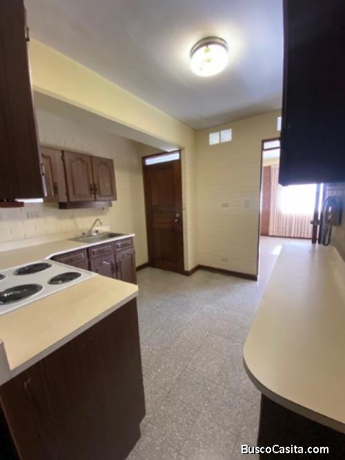 Apartamento En Renta Zona 10, Amplio Y Céntrico; Idi: 124121