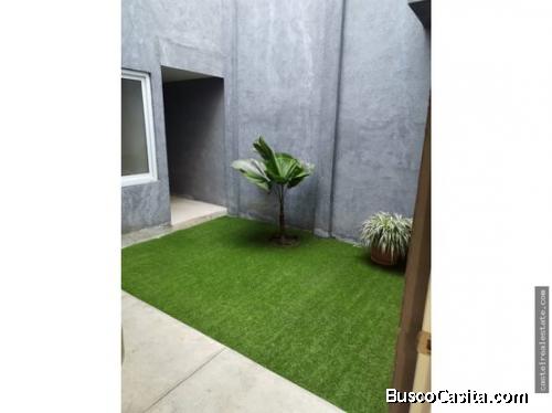 Rento apartamento de 2 habitaciones con patio en zona 5