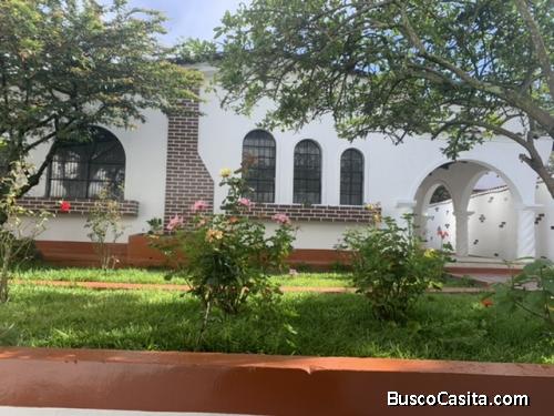 Se alquila preciosa casa para clínicas u oficinas.