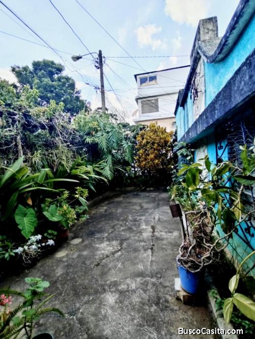 VENDO CASA GRANDE PARA VIVIENDA, OFICINAS O EDIFICIO .