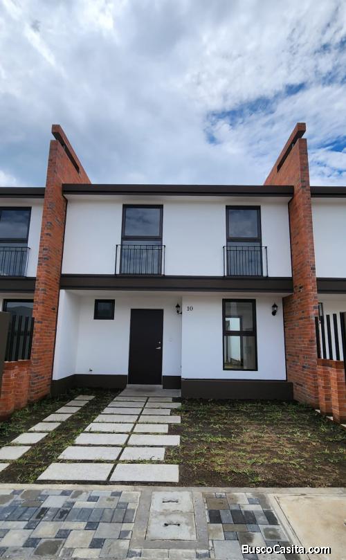 Casa de esquina en venta en #SenderosDelComendador a 20 min de #AntiguaGuatemala