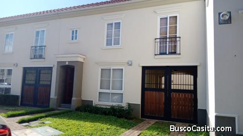 Casa en renta en Condado Naranjo zona 4 de Mixco