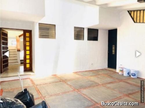 Casa En Venta Zona 10, A Pocos Metros De  La 20 Calle; Idi: 104417
