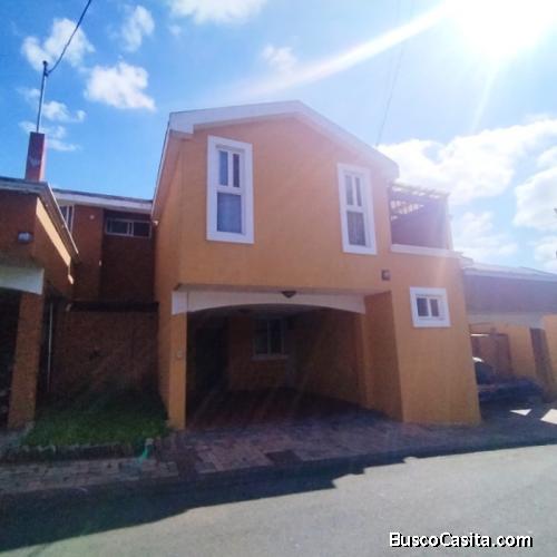 Casa Con Piscina En Venta En Res. Catalina Villa Nueva; Idi: 141616