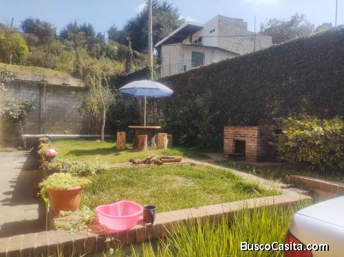 Casa en venta camino a Santiago Sacatepéquez sobre carretera principal ideal para negocio o vivienda