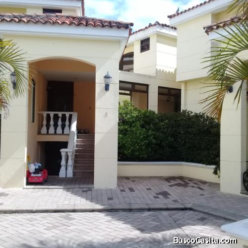 Renta Apartamento De 2 Niveles En Zona 10; Idi: 74958