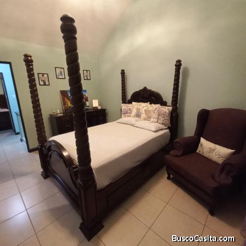 Casa Amueblada en venta dentro de residencial en Palencia 