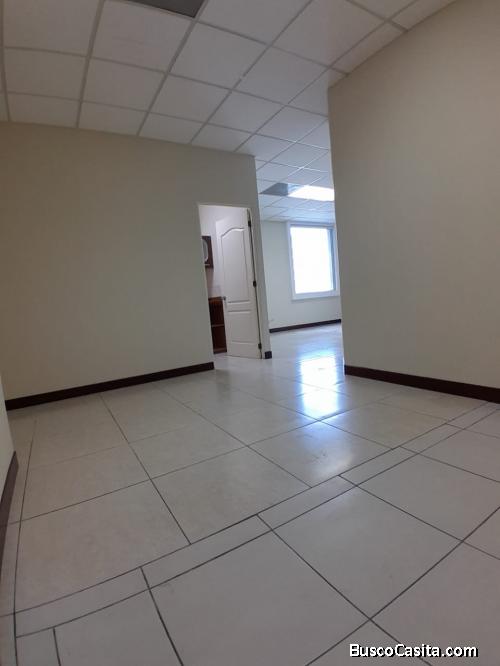 Rento oficina espaciosa en Zona Pradera zona 10