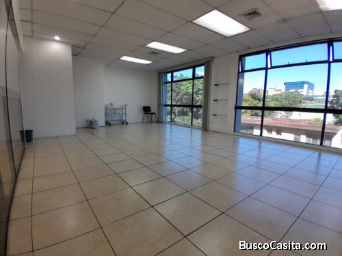 Rento bonita oficina en zona 9