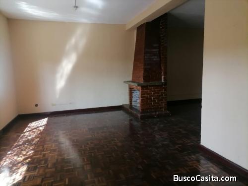 Amplia casa en renta en zona 1. Amplio parqueo.
