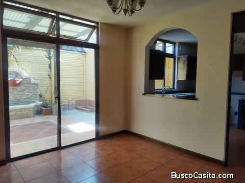 En renta, casa de 2 niveles,  en condominio  a 15 min de La Antigua y a 5 min de San Lucas.