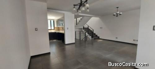 Casa en renta en condominio de zona 14