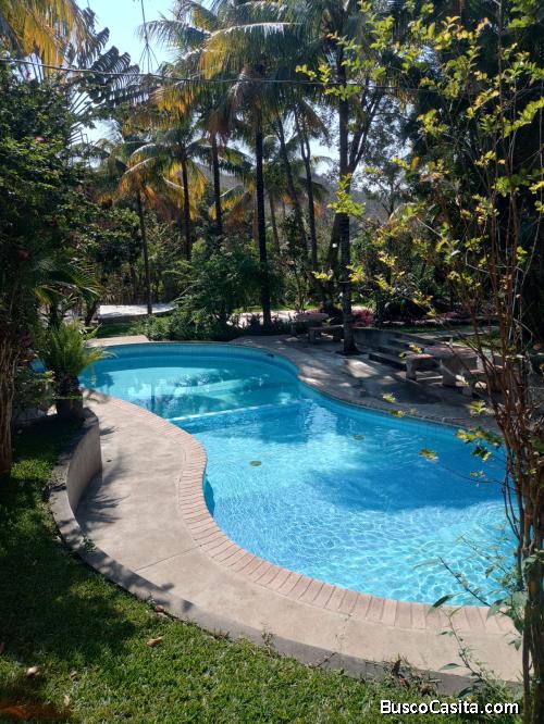 TERRENO en VENTA jardinizado con casa y piscina