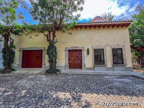 Casa en venta en residencial con piscina, La Antigua Guatemala. 