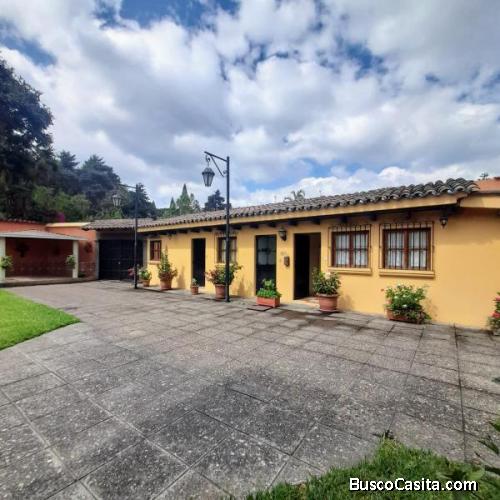 Casa en centro de Antigua Gt con amplio jardín!