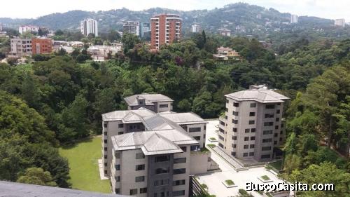 MUNDO INMOBILIARIO RENTA AMPLIO APARTAMENTO EN ZONA 10