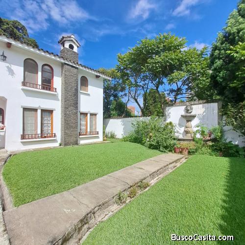 En renta Town House area de la cañada 300 metros con jardincito