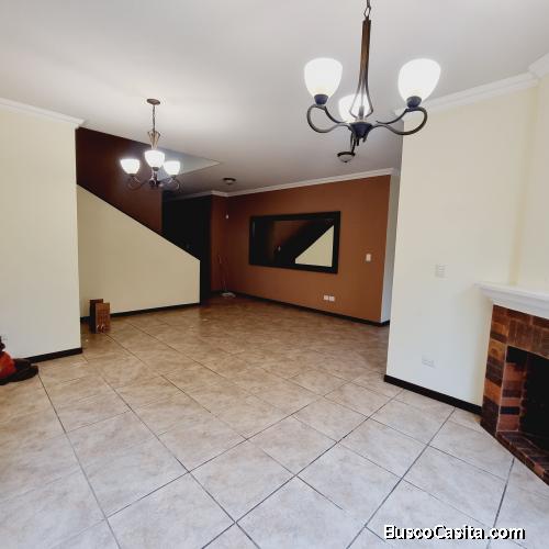 En Venta Casa Con Jardines en CAES Fraijanes