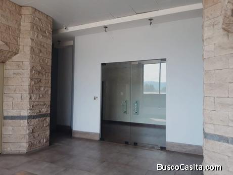 Amplia oficina en renta en zona 10