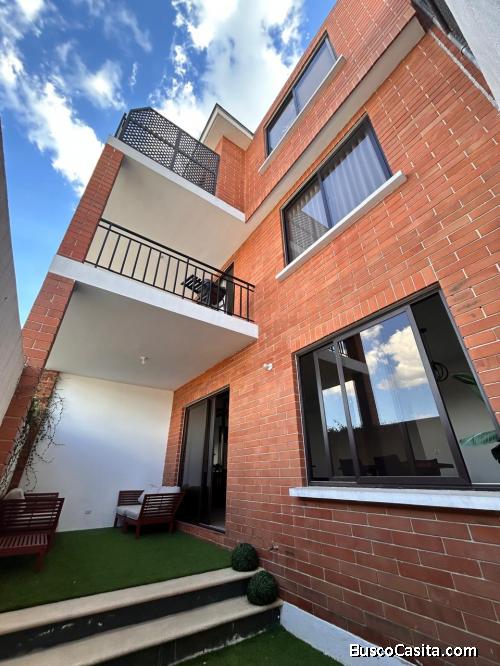 EN VENTA CASA MODERNA CON VISTAS EN SAN CRISTOBAL MIXCO