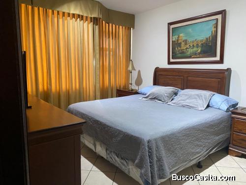 ALQUILO HERMOSO APARTAMENTO EN ZONA 10 AMUEBLADO, IDEAL PARA PAREJAS