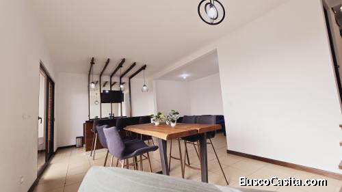 MODERNA CASA EN VENTA CERCA DE SANKRISMALL ZONA 8 MIXCO