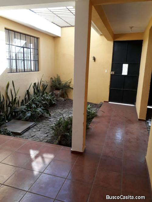 Casa en venta a orilla de calle en San Pedro las Huertas 