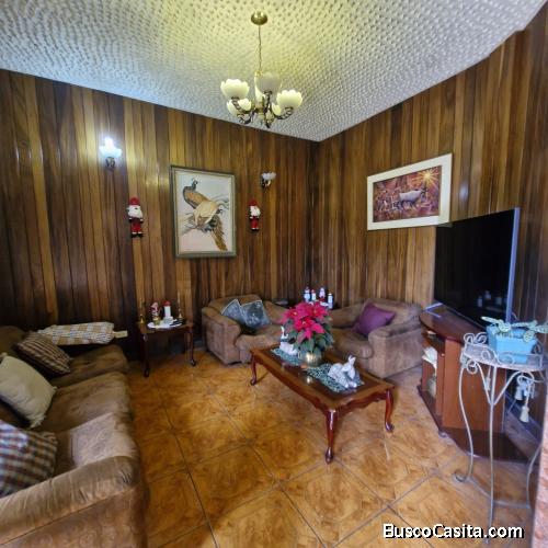 Casa en Venta en Avenida Principal en Zona 6 Colonia El Martinico