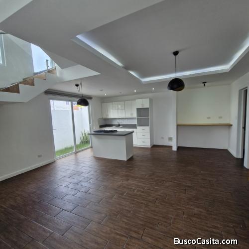 Casa en venta en Hacienda Real Zona 16, Guatemala