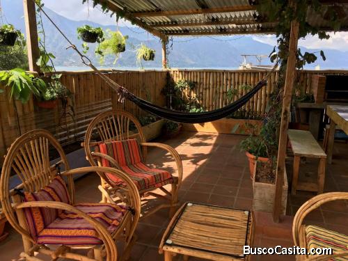 Bonita casa de 3 niveles y hermosa terraza con vista al lago