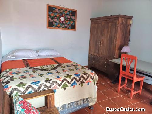 Alquilo Habitación para 1 persona con parqueo y servicios incluidos.