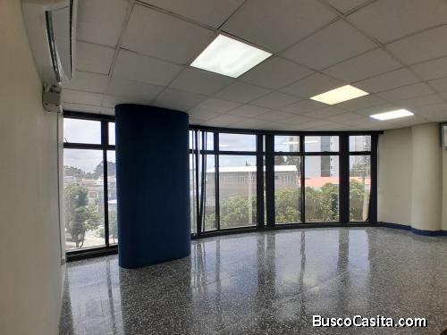 Oficina de 140 mts en alquiler en zona 10
