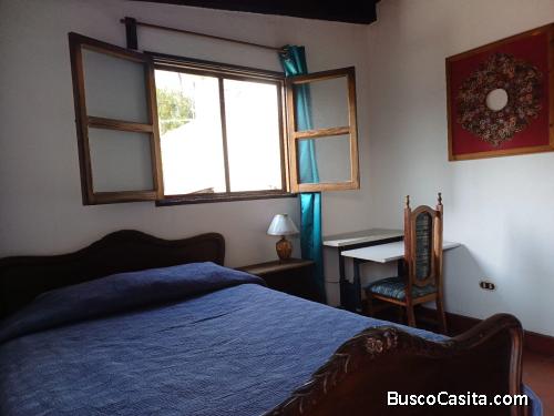 Alquilo Habitación para 1 persona con parqueo y servicios incluidos.