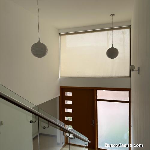 Casa Amplia en Venta en Zona 10
