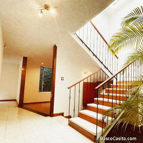 Casa dentro garita en Venta en Zona 13 en Aurora I